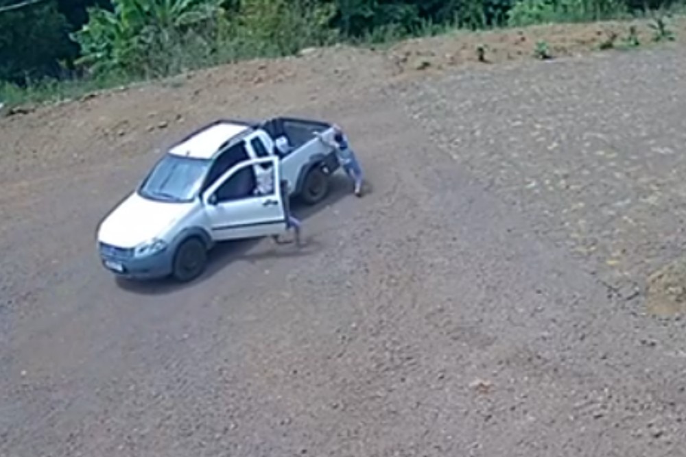 Câmera registra crianças pulando de carro em movimento após soltarem freio de mão
