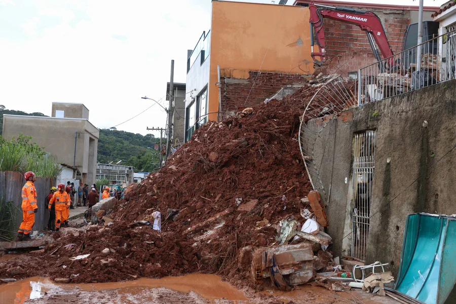Chuva forte em Minas Gerais deixa mortos e provoca destruição durante a noite