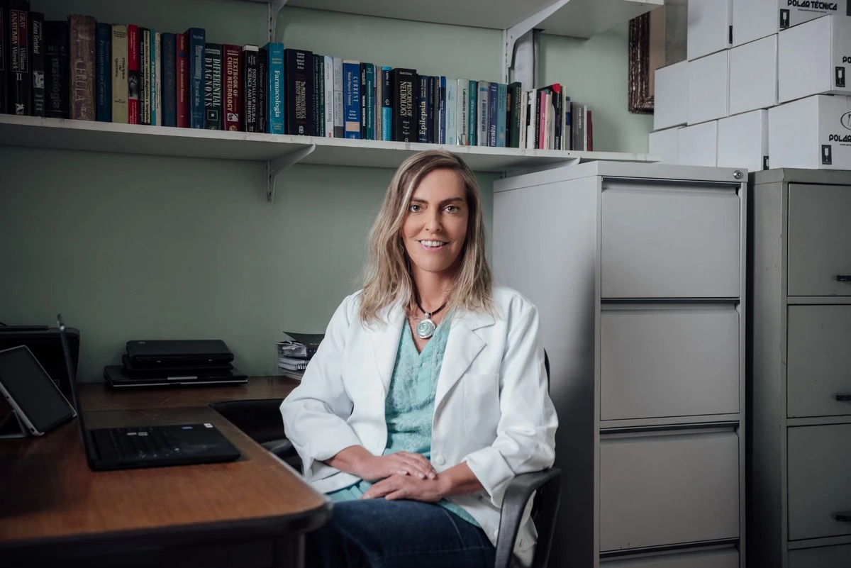 Cientista brasileira cria tratamento que devolve movimentos a paraplégicos