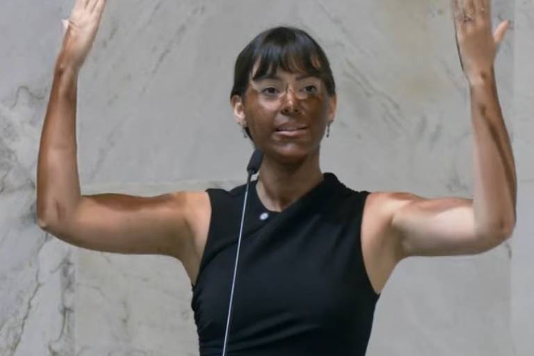 Deputada Fabiana Bolsonaro se pinta de marrom em protesto contra Erika Hilton