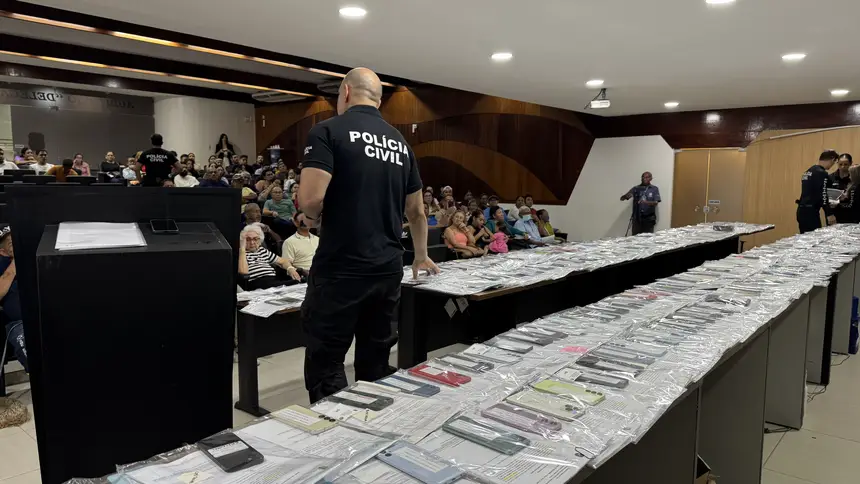 Polícia Civil devolve 492 celulares a vítimas de furtos e roubos