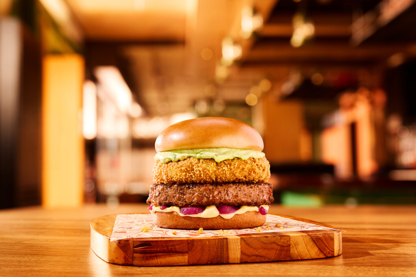 Outback atende pedidos dos consumidores e traz clássicos de volta em campanha com Dani Calabresa