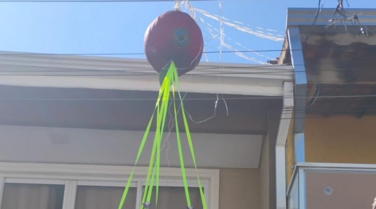 Defesa Civil paulista remove balão que caiu em casa em Carapicuíba