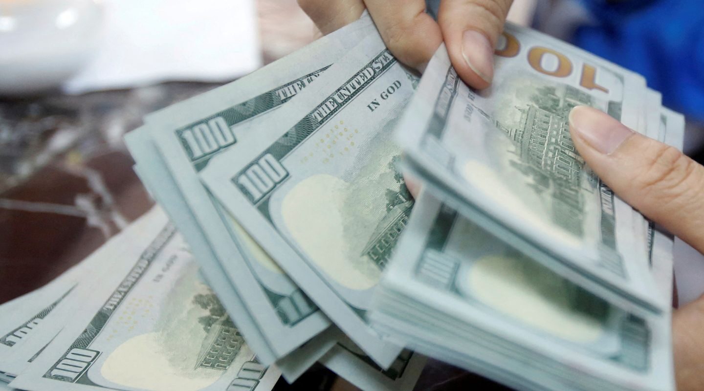 Dólar cai para R$ 5,22, e bolsa sobe 1,6% com alívio no Oriente Médio