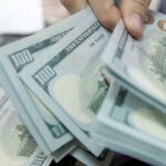 Dólar cai para R$ 5,22, e bolsa sobe 1,6% com alívio no Oriente Médio