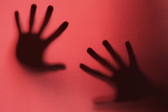 Entenda o que é vicaricídio; projeto de lei endurece pena para o crime