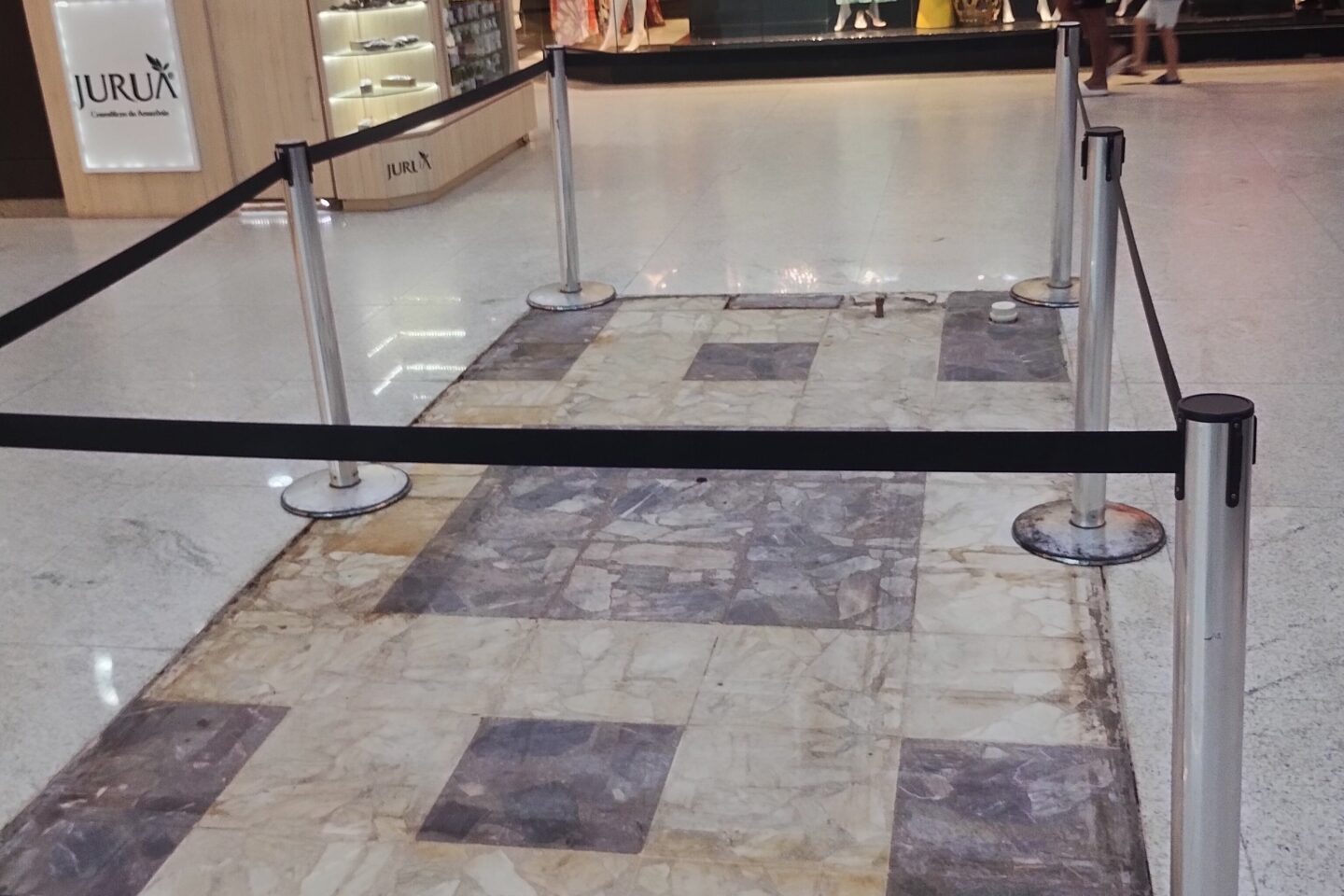 Quiosque fecha em shopping de Belém e piso antigo chama atenção; entenda