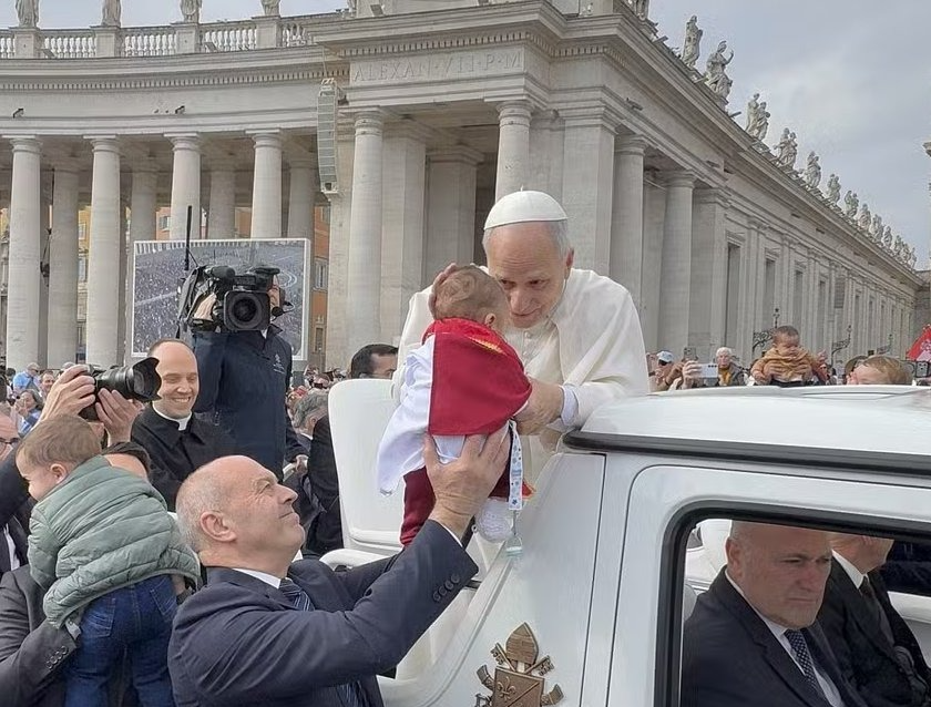 Bebê brasileiro vestido de papa recebe bênção no Vaticano
