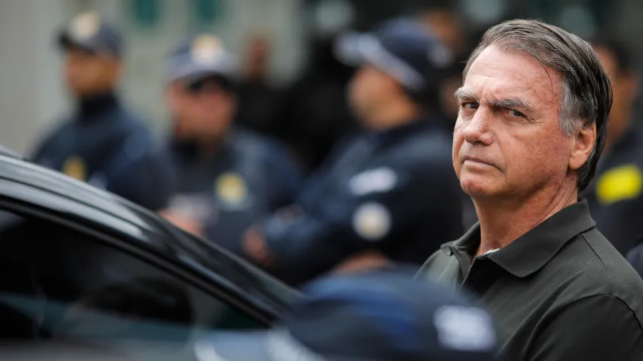 Bolsonaro está “inchado” e irritado na UTI, diz Carlos após visita ao hospital