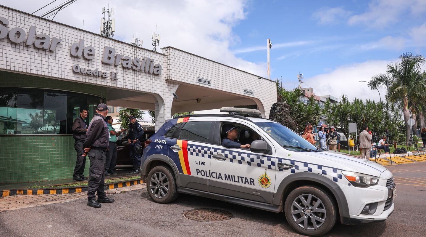 Moraes nega livre acesso de filhos de Bolsonaro à prisão domiciliar