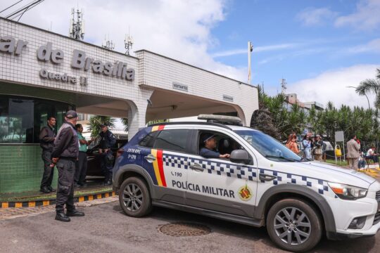 Moraes nega livre acesso de filhos de Bolsonaro à prisão domiciliar