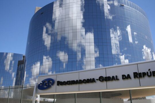 Moraes pede parecer da PGR sobre prisão domiciliar para Bolsonaro