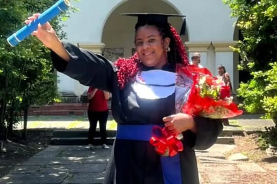 Mulher trans chega à universidade 25 anos após violência na escola