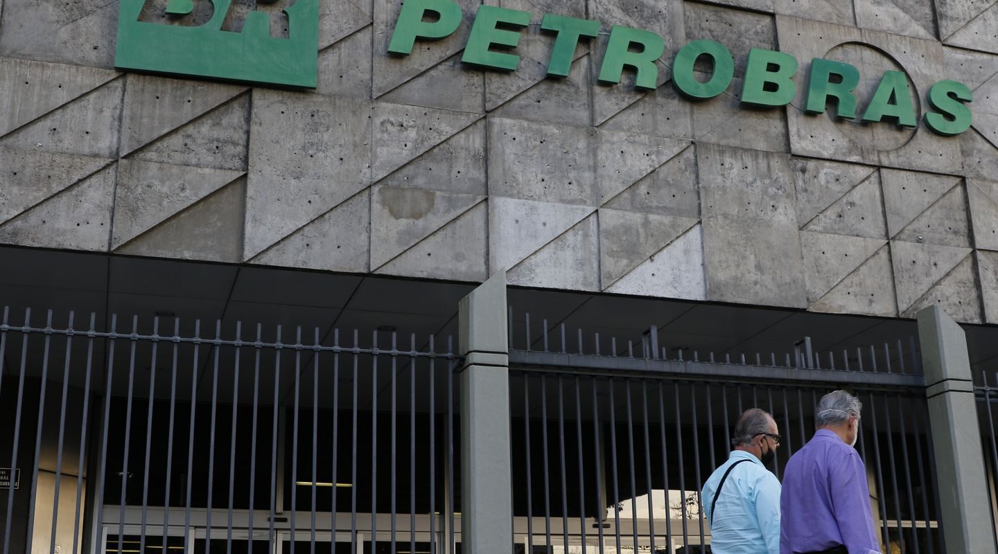 Com alívio da guerra, Petrobras reduz preço do querosene de aviação