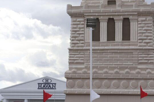 TST condena lojas Havan por racismo recreativo contra ex-funcionária