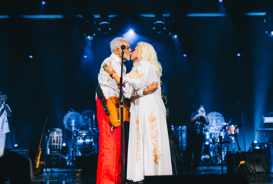 Fafá de Belém beija Gilberto Gil durante show no Hangar
