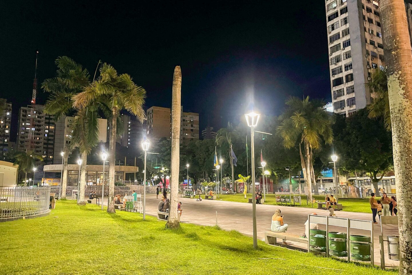 Iluminação da Praça Santuário de Nazaré apresenta falha técnica em Belém
