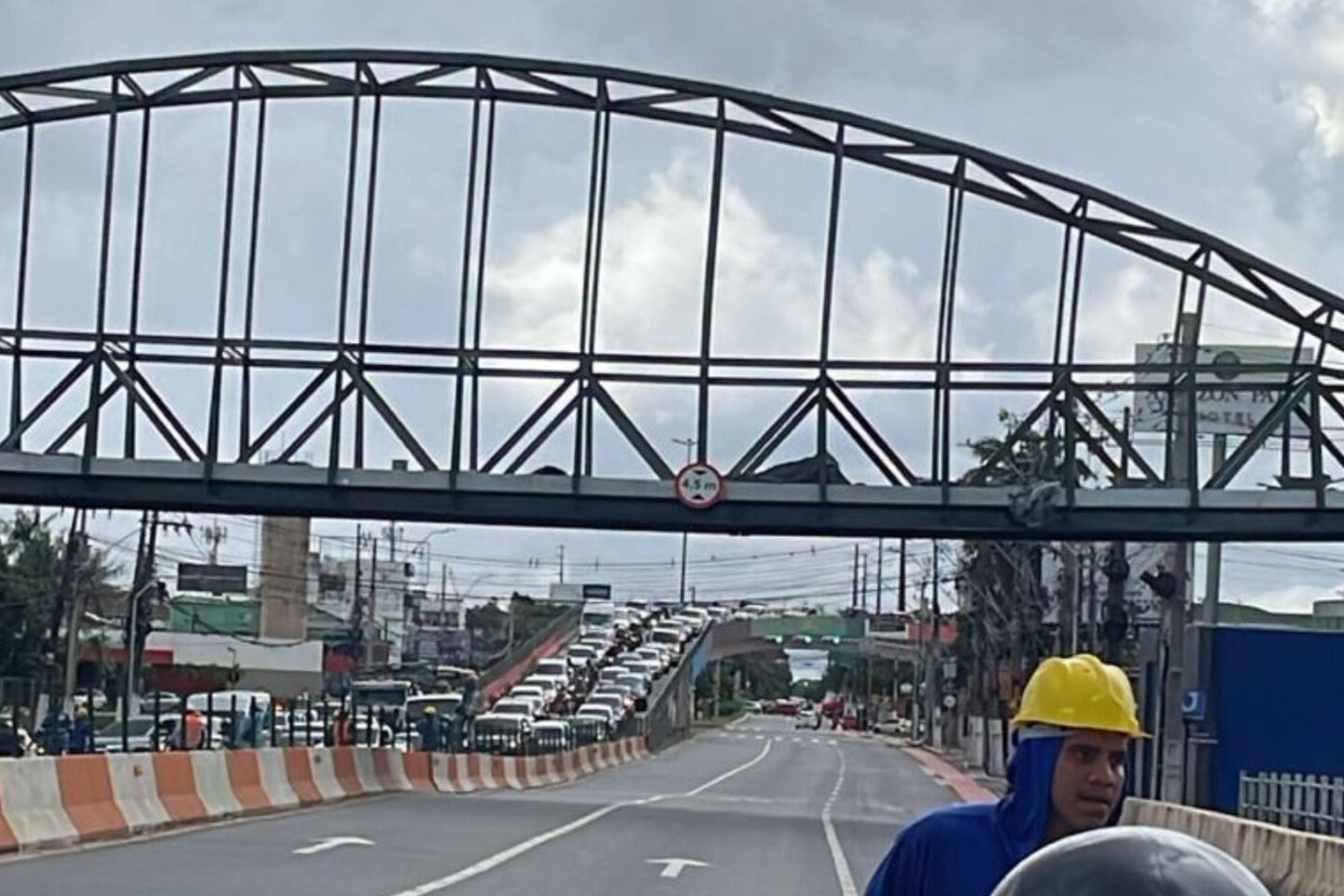 Passarela cede e interdita trânsito na avenida Júlio César, em Belém