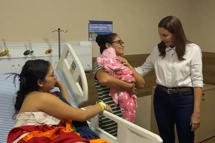 Primeiro bebê nasce no Hospital Anita Gerosa e recebe visita da governadora Hana Ghassan