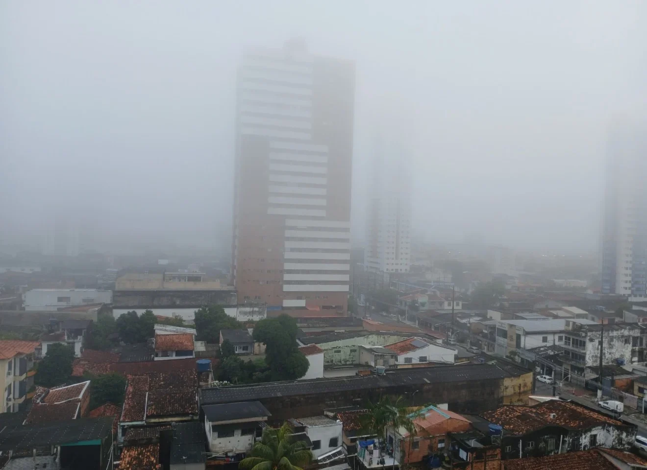 Neblina intensa cobre Belém nesta segunda (6) e reduz visibilidade nas ruas