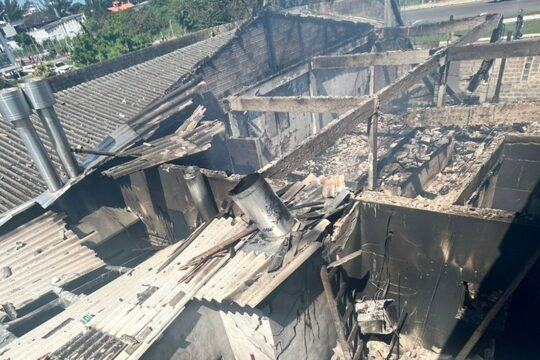 Avião de pequeno porte cai em Capão da Canoa sobre restaurante