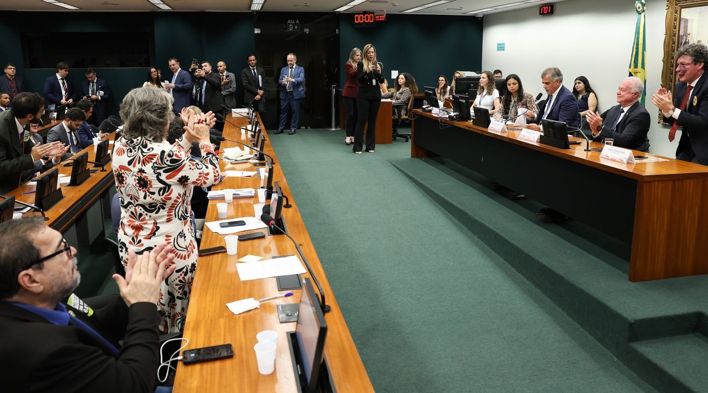 CCJ aprova admissibilidade de propostas que acabam com escala 6×1