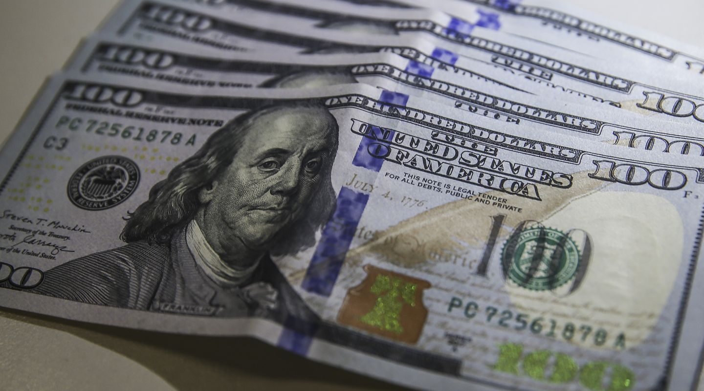 Dólar cai para R$ 4,95 e fecha no menor valor em dois anos