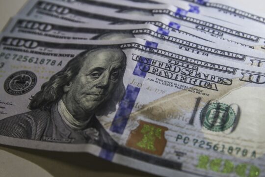 Dólar cai para R$ 4,95 e fecha no menor valor em dois anos
