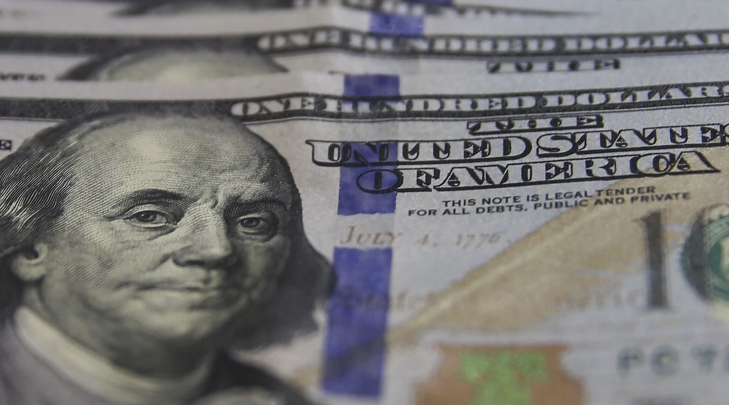 Dólar fecha abaixo de R$ 5 pela primeira vez em mais de dois anos