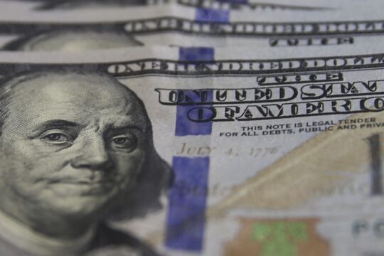 Dólar fecha abaixo de R$ 5 pela primeira vez em mais de dois anos