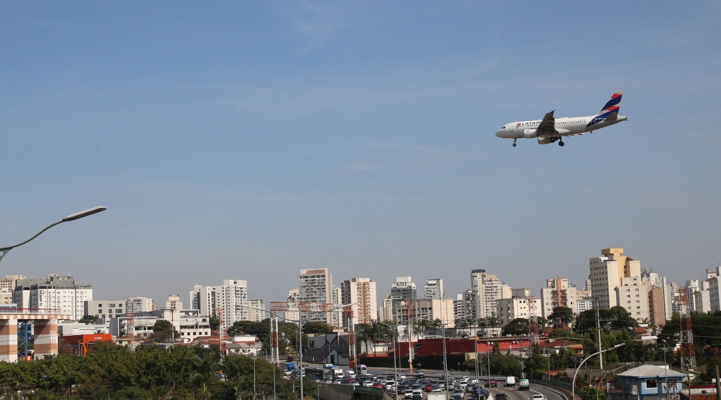 Empresas aéreas terão linha de crédito para enfrentar alta de custos