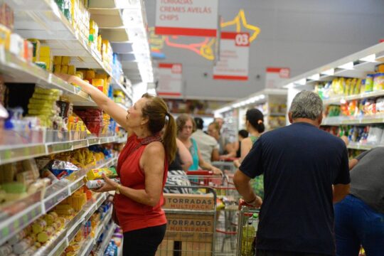 Fim da escala 6x1: estudos divergem sobre impactos no PIB e inflação