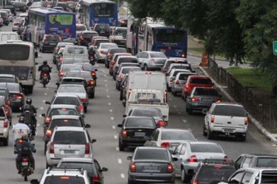 Gasolina e alimentos pressionam, e prévia da inflação sobe para 0,89%