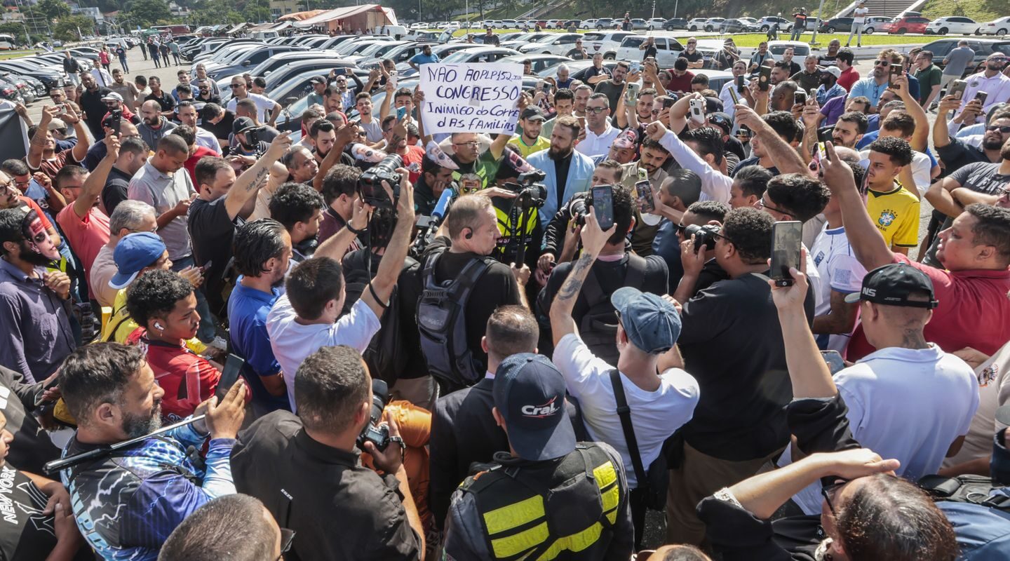 Motoristas protestam contra regulamentação do serviço por aplicativo