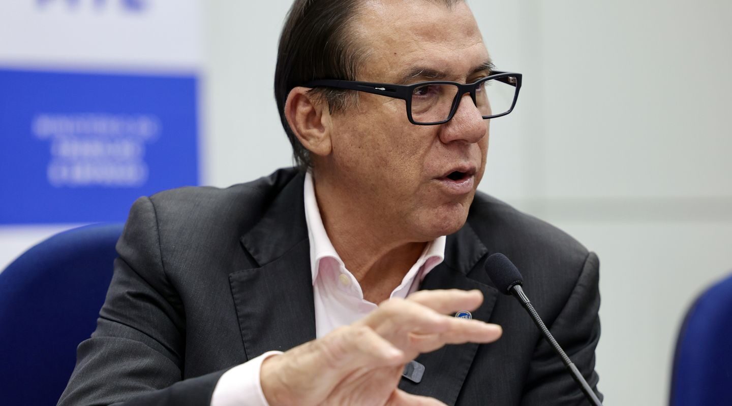 PECs da escala 6×1 não competem com proposta do governo, diz Marinho