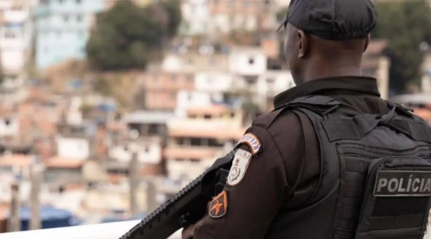 PM apreende três toneladas de drogas, fuzis e pistolas na Maré