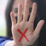 RJ: combate à violência contra mulher terá gesto de socorro com a mão