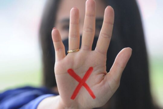 RJ: combate à violência contra mulher terá gesto de socorro com a mão