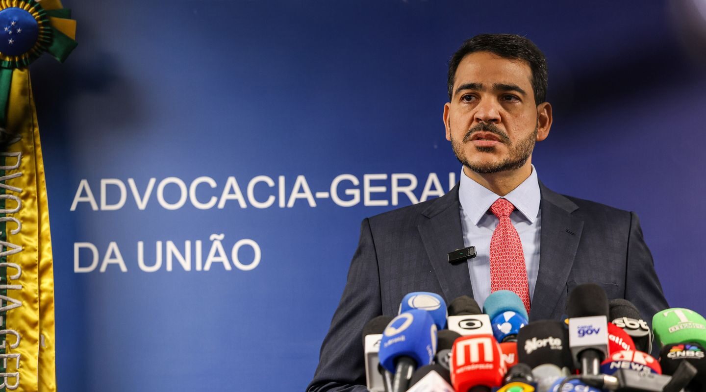 Senador apresenta relatório favorável à indicação de Messias ao STF