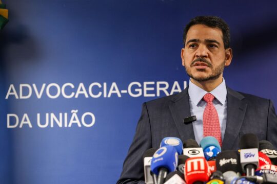 Senador apresenta relatório favorável à indicação de Messias ao STF