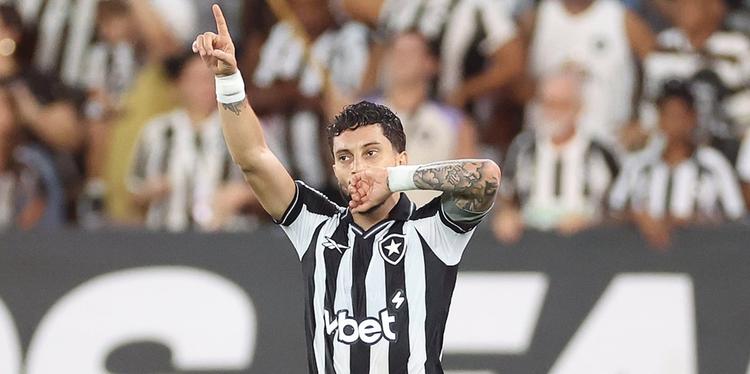Botafogo vence a Chapecoense no fim e sai na frente na Copa do Brasil
