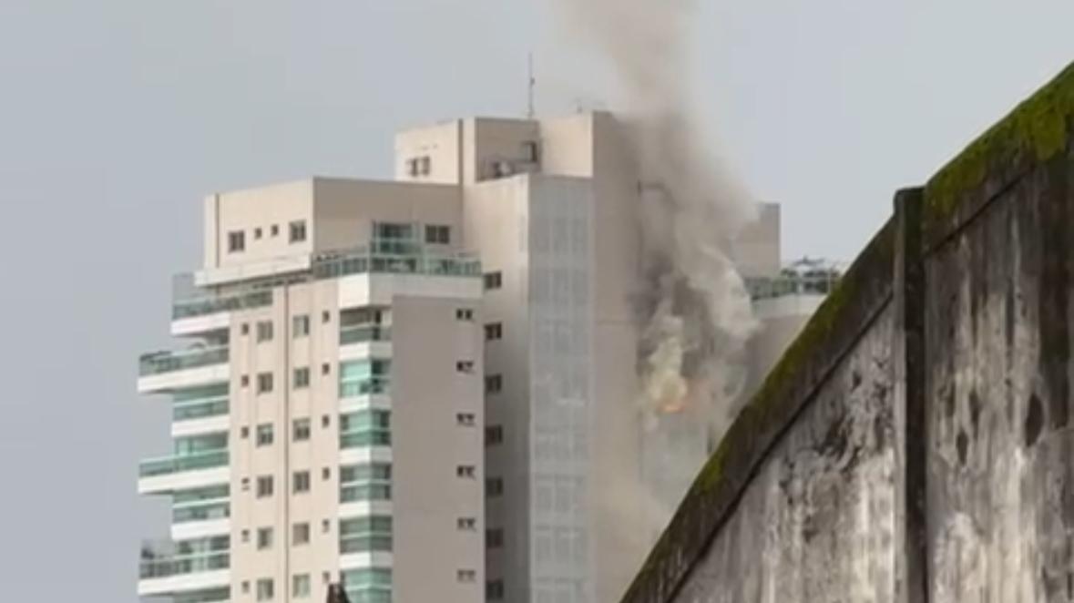 Incêndio atinge prédio no bairro do Umarizal, em Belém