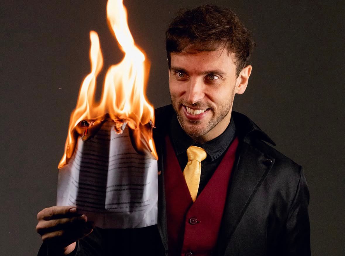 Humorista Léo Lins faz show em Belém neste fim de semana com espetáculo “Enterrado Vivo”
