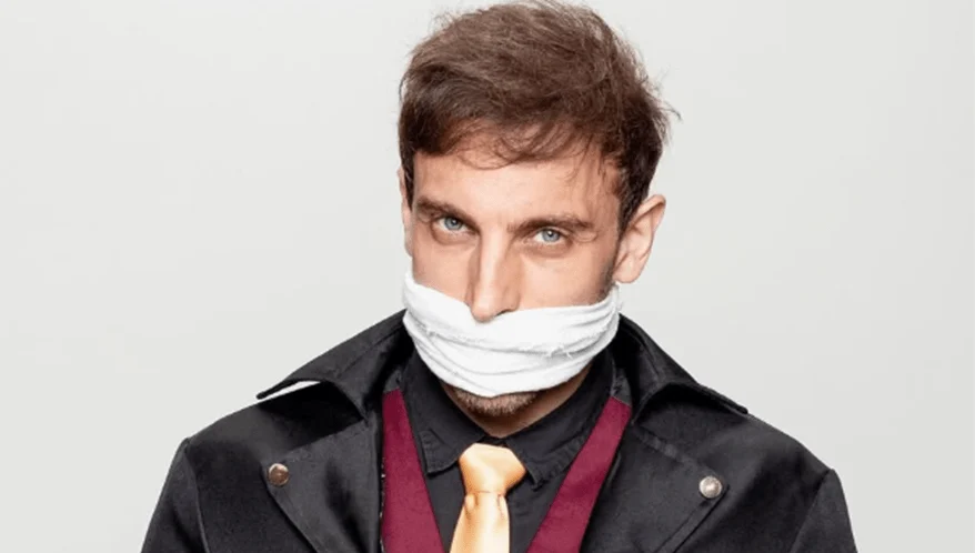 Léo Lins apresenta show ‘Enterrado Vivo’ em Belém