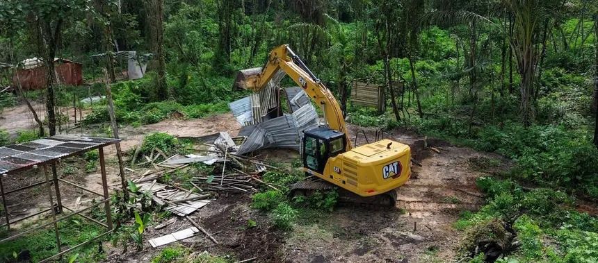 Ocupação irregular é retirada às margens da Av. Liberdade, em Belém