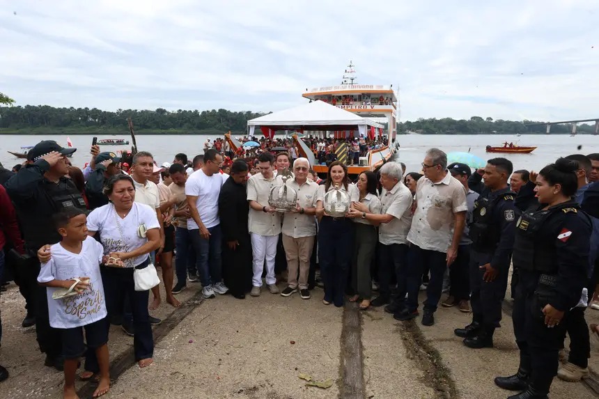 Hana Ghassan participa do Círio Fluvial do Divino Espírito Santo em Moju