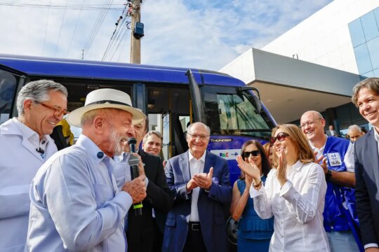 "Aqui não tem dinheiro do Vorcaro”, diz Lula em visita a hospital