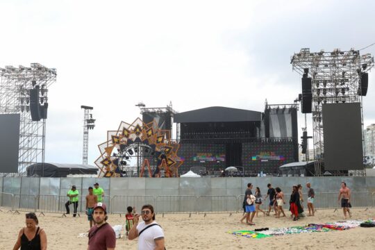 Bombeiros fazem última vistoria em estruturas para show de Shakira