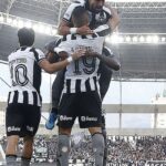 Botafogo vence Corinthians pelo Brasileirão com três de Arthur Cabral