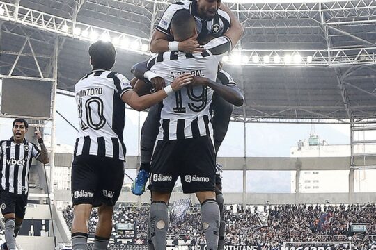 Botafogo vence Corinthians pelo Brasileirão com três de Arthur Cabral